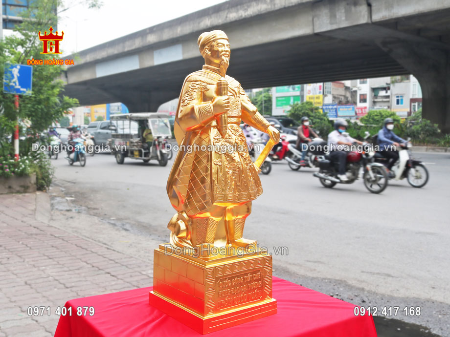 Pho tượng Trần Hưng Đạo mạ vàng 24K cao 50cm để  bàn làm việc sang trọng